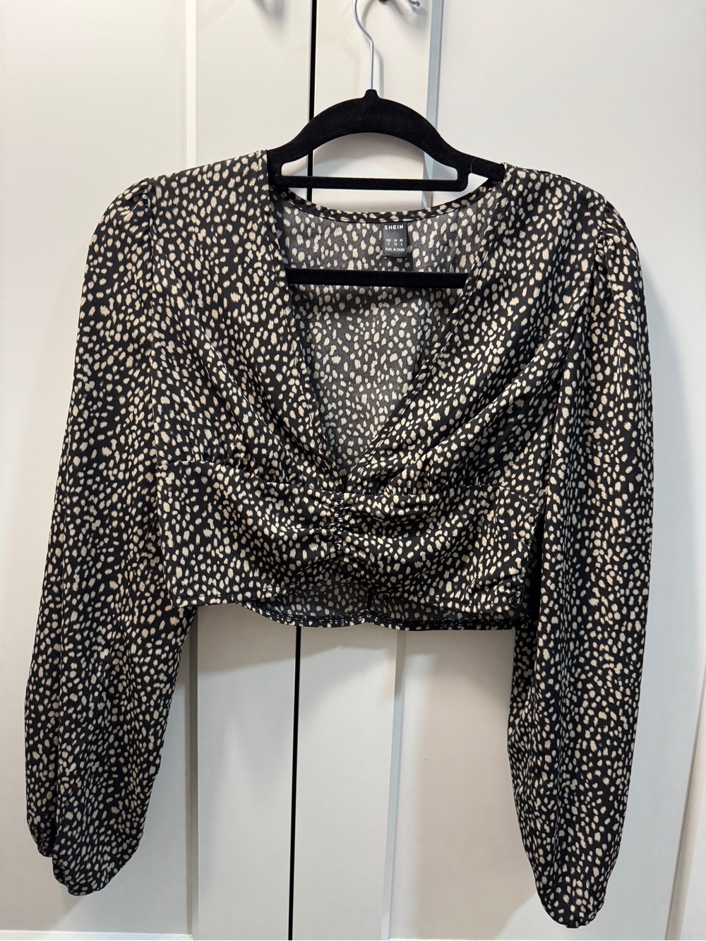 SHEIN Black and Cream Twist-Front Long Sleeve Crop Top